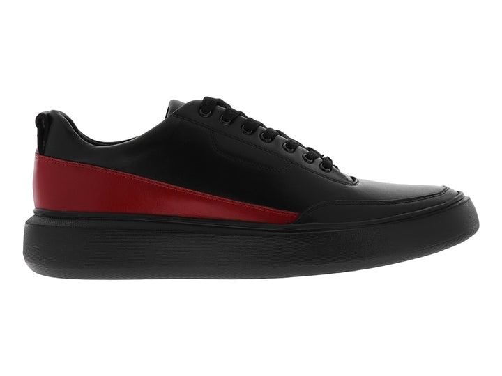 Zapato casual negro con detalle lateral en color rojo y suela ancha negra.