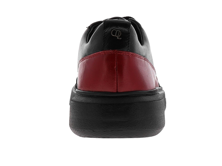 Zapato casual negro con detalle lateral en color rojo y suela ancha negra.