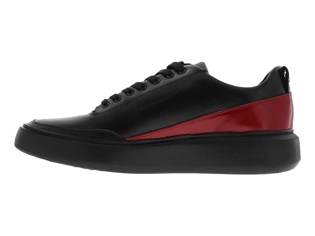 Zapato casual negro con detalle lateral en color rojo y suela ancha negra.