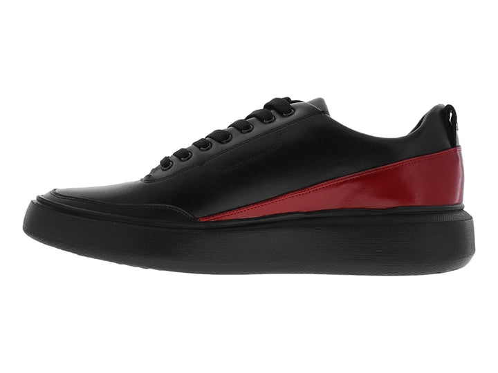 Zapato casual negro con detalle lateral en color rojo y suela ancha negra.