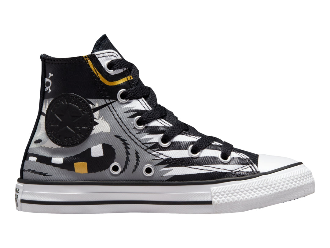 Tenis Converse Chuck Taylor All Star de caña alta con estampado temático de piratas en colores blanco, negro y dorado.