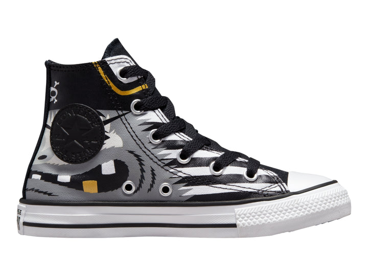 Tenis Converse Chuck Taylor All Star de caña alta con estampado temático de piratas en colores blanco, negro y dorado.