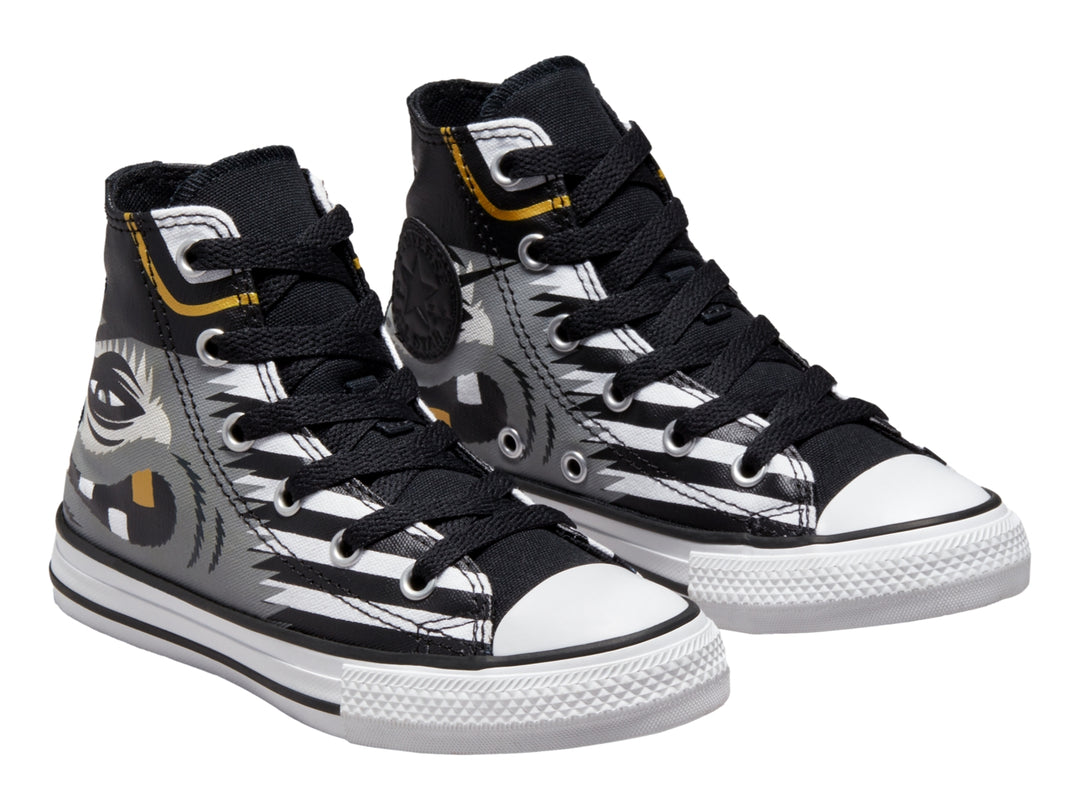 Tenis Converse Chuck Taylor All Star de caña alta con estampado temático de piratas en colores blanco, negro y dorado.