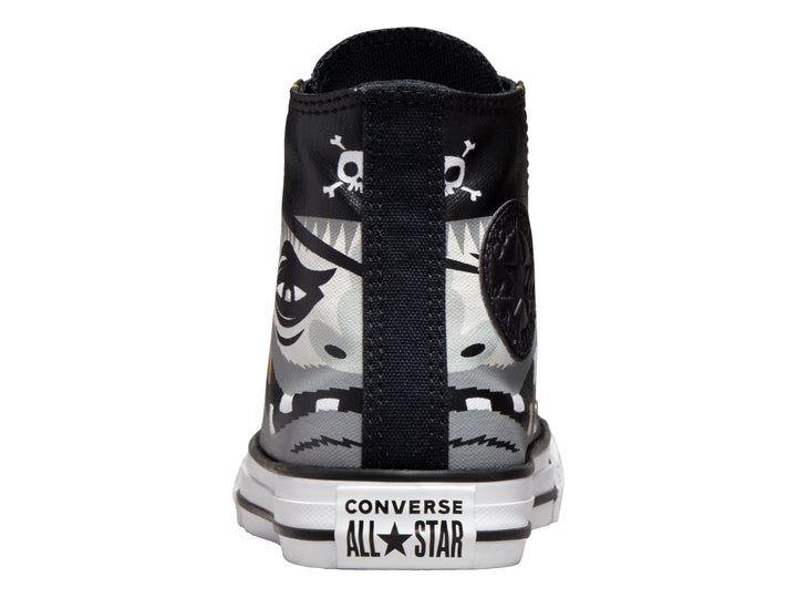Tenis Converse Chuck Taylor All Star de caña alta con estampado temático de piratas en colores blanco, negro y dorado.