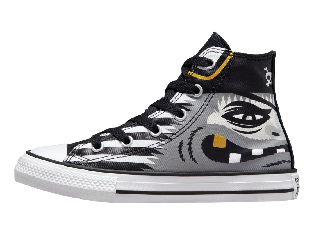 Tenis Converse Chuck Taylor All Star de caña alta con estampado temático de piratas en colores blanco, negro y dorado.