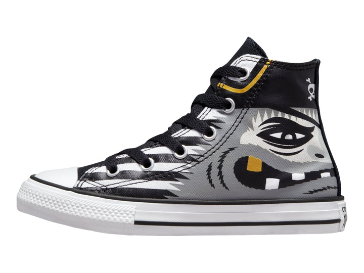 Tenis Converse Chuck Taylor All Star de caña alta con estampado temático de piratas en colores blanco, negro y dorado.