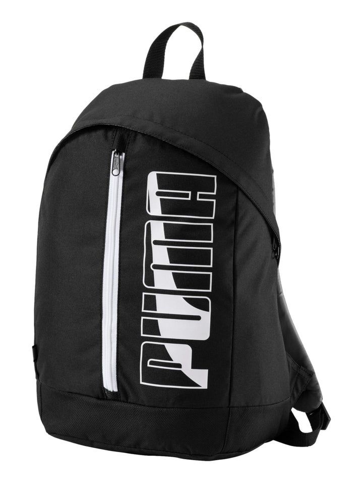 Mochila deportiva PUMA de color negro con logotipo blanco vertical y cierre frontal en contraste blanco.