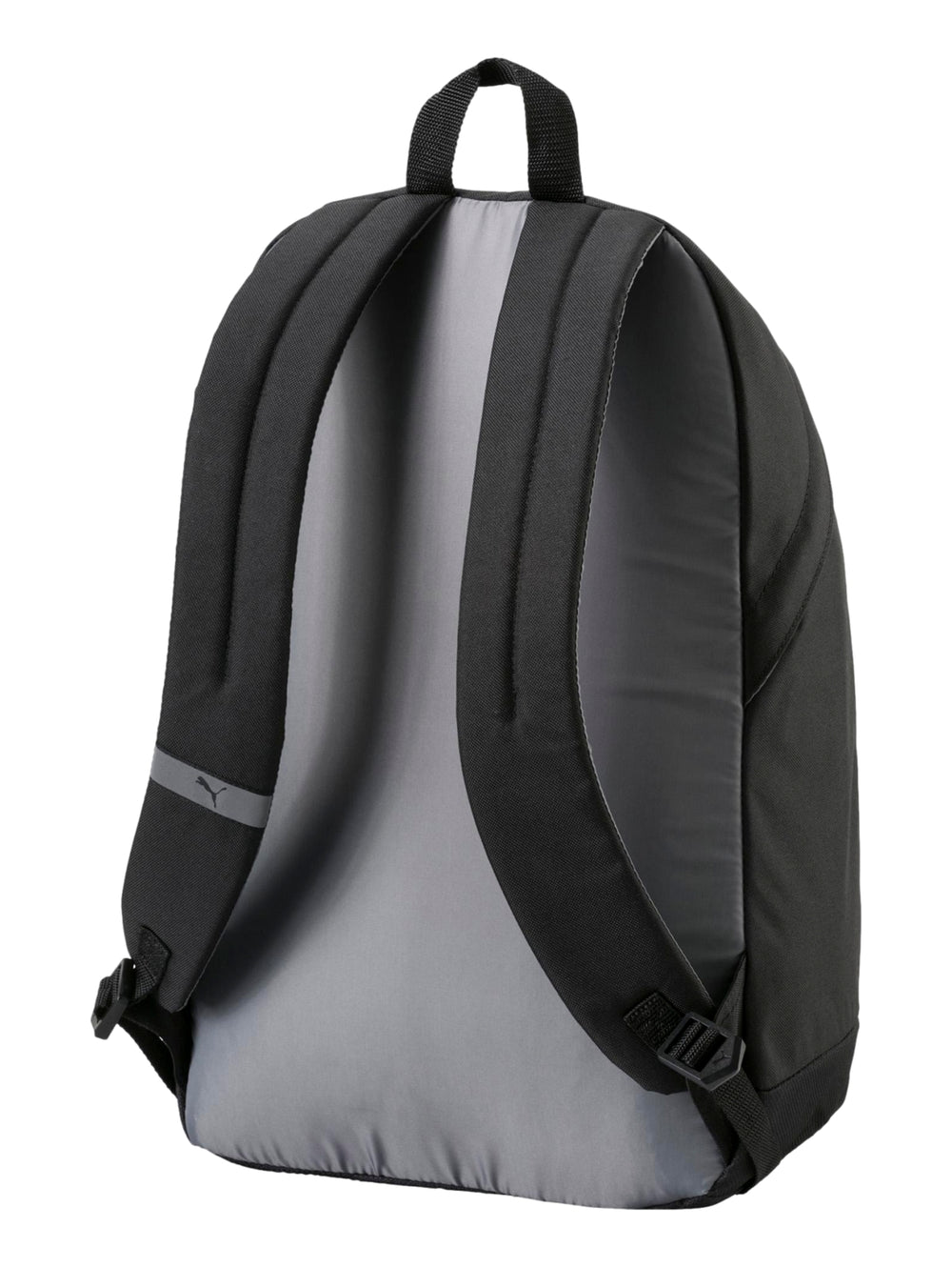 Mochila deportiva PUMA de color negro con logotipo blanco vertical y cierre frontal en contraste blanco.