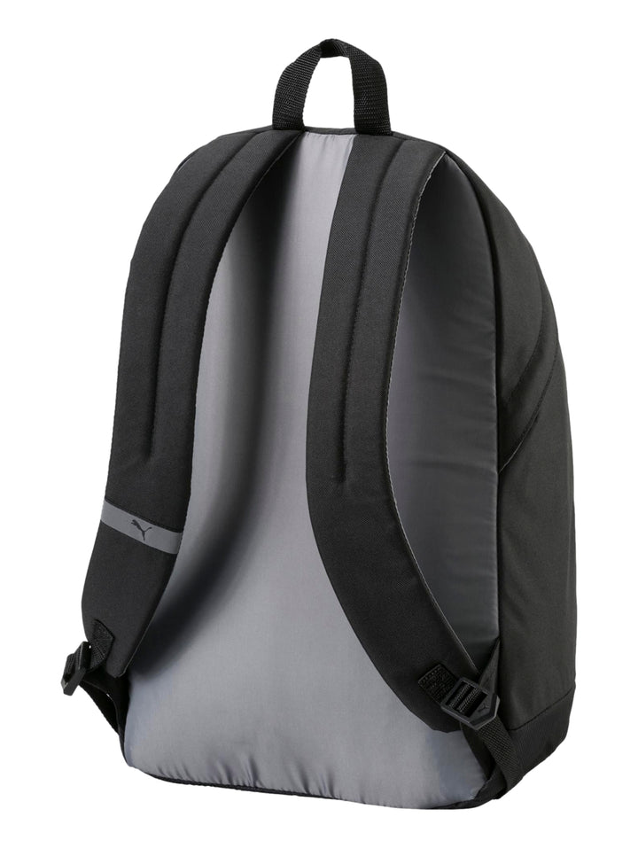 Mochila deportiva PUMA de color negro con logotipo blanco vertical y cierre frontal en contraste blanco.