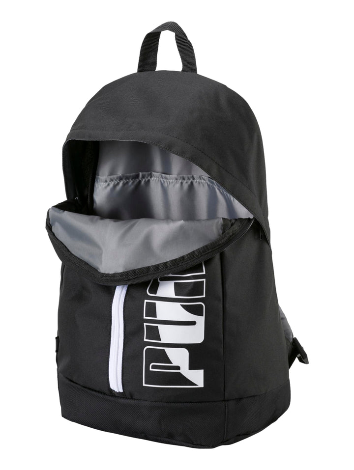 Mochila deportiva PUMA de color negro con logotipo blanco vertical y cierre frontal en contraste blanco.