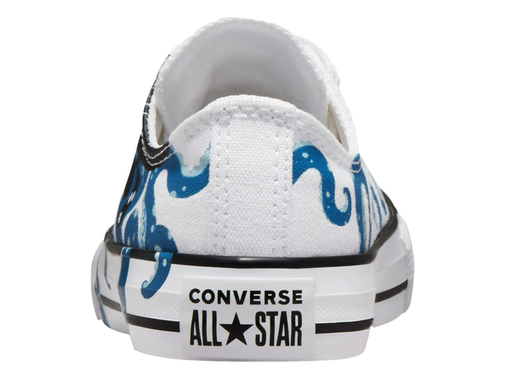 Tenis Converse blancos con estampado de pulpo en color azul y negro.