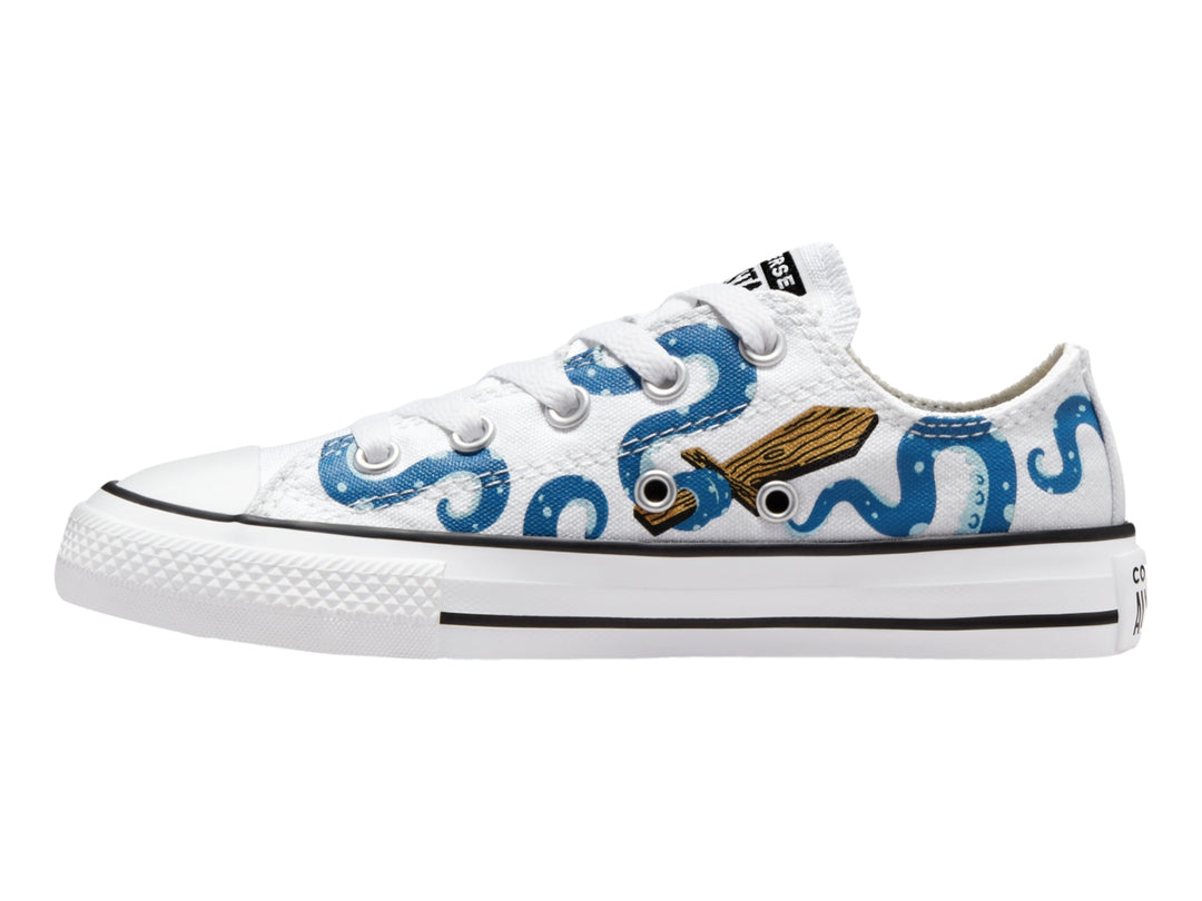 Tenis Converse blancos con estampado de pulpo en color azul y negro.