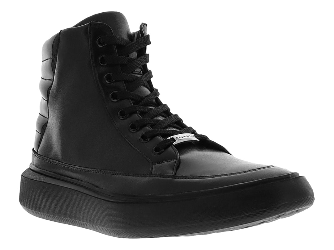 Bota de charol negro con suela gruesa y agujetas, vista lateral.