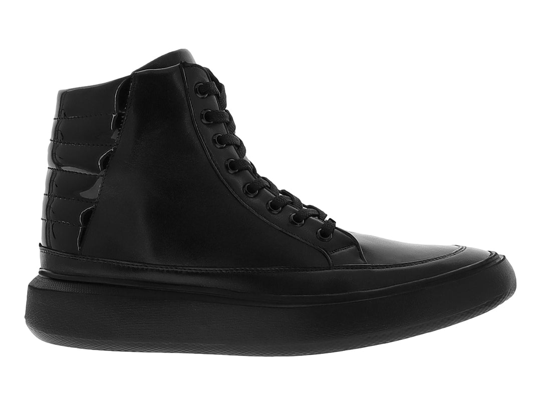 Bota de charol negro con suela gruesa y agujetas, vista lateral.