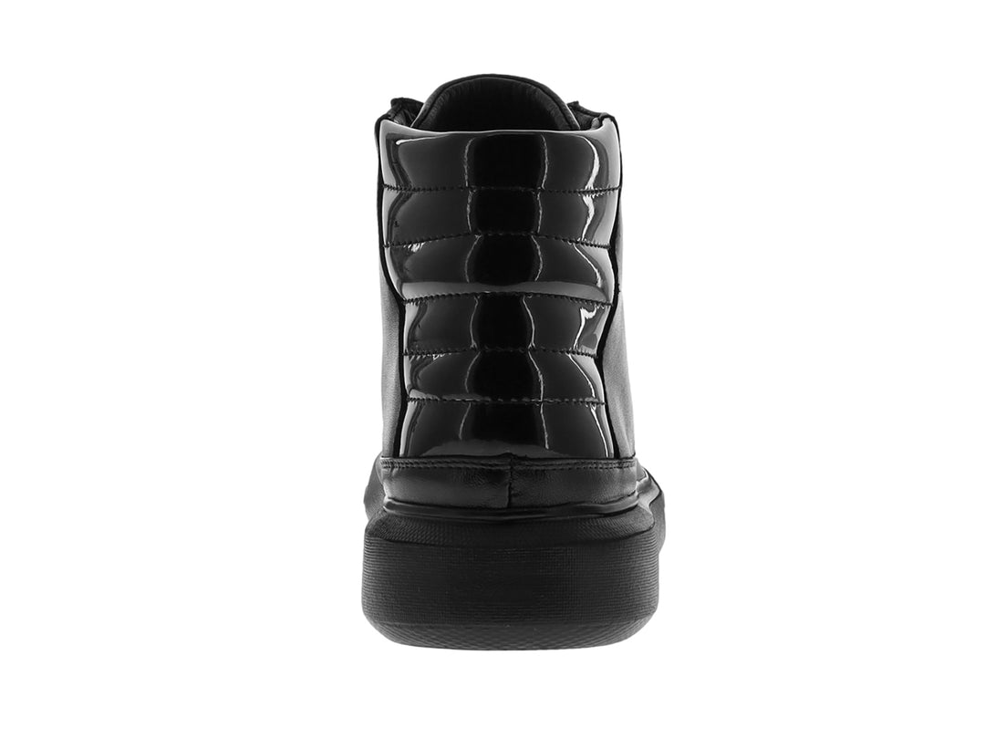 Bota de charol negro con suela gruesa y agujetas, vista lateral.