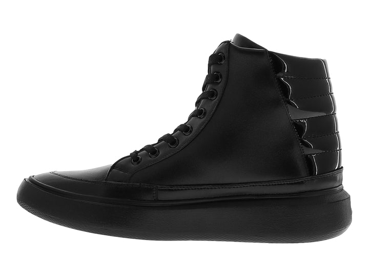 Bota de charol negro con suela gruesa y agujetas, vista lateral.