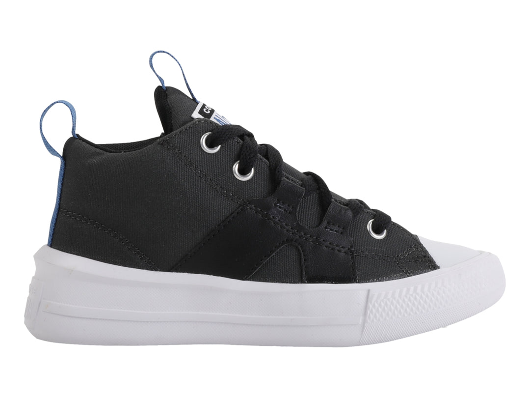 Tenis Converse color negro con suela blanca y tiradores azules.