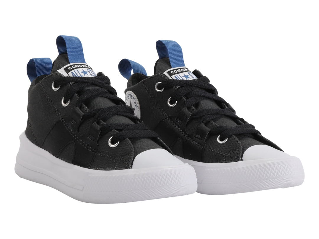 Tenis Converse color negro con suela blanca y tiradores azules.