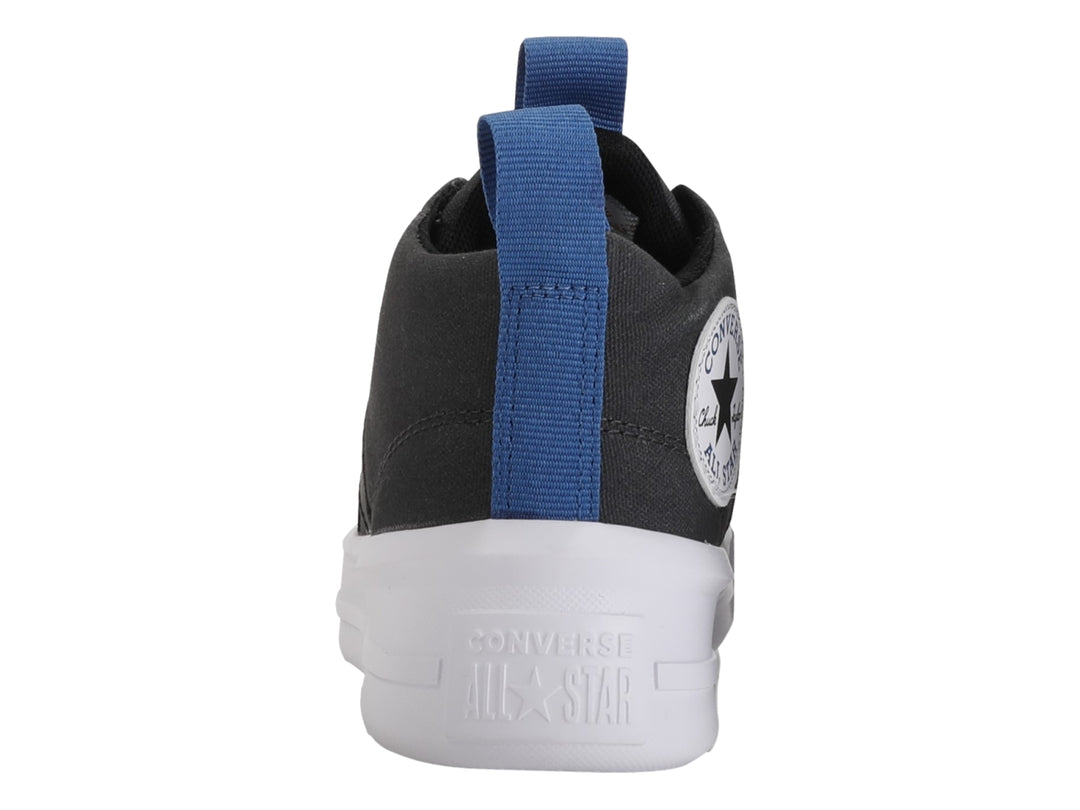 Tenis Converse color negro con suela blanca y tiradores azules.