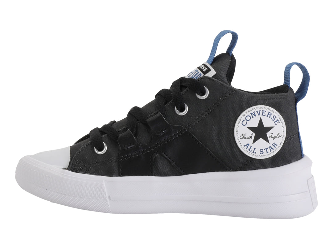 Tenis Converse color negro con suela blanca y tiradores azules.