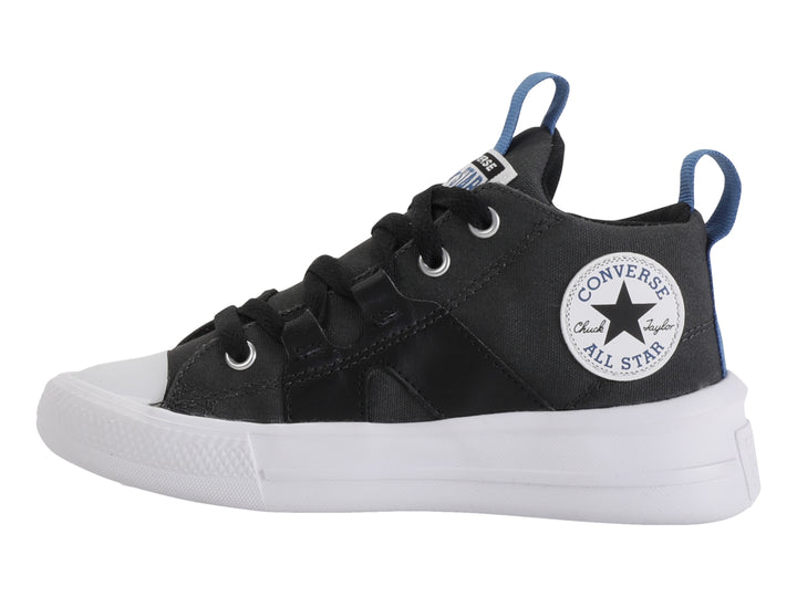 Tenis Converse color negro con suela blanca y tiradores azules.