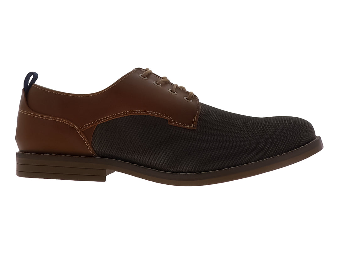 Zapato casual Brantano en color adobe y negro con agujetas y suela plana.