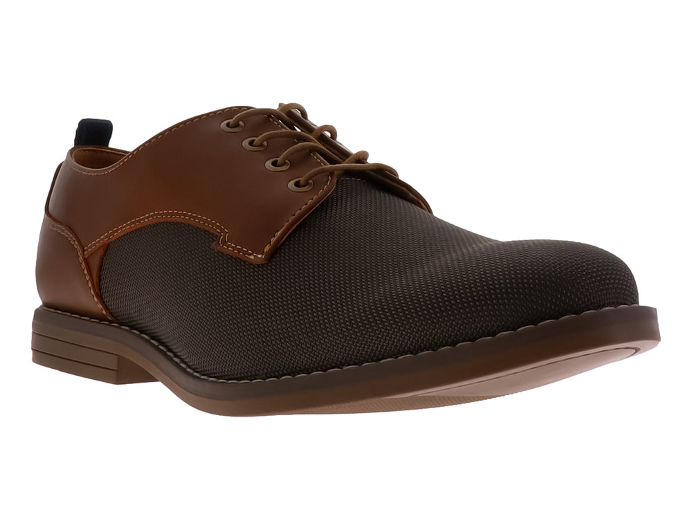 Zapato casual Brantano en color adobe y negro con agujetas y suela plana.