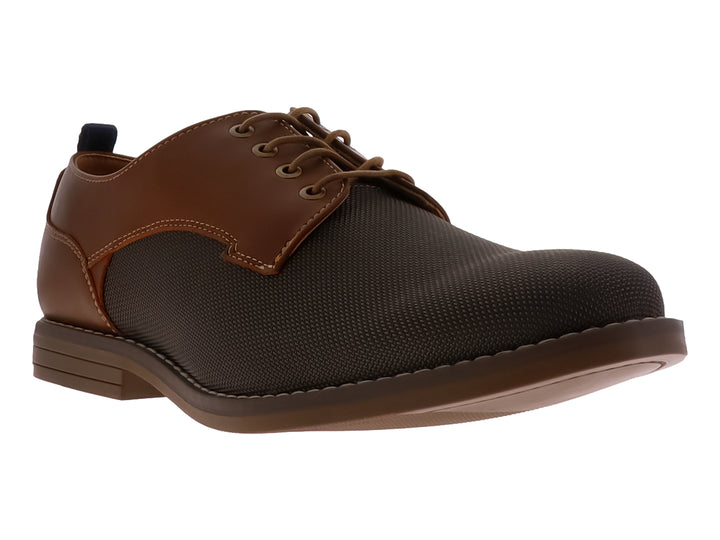 Zapato casual Brantano en color adobe y negro con agujetas y suela plana.