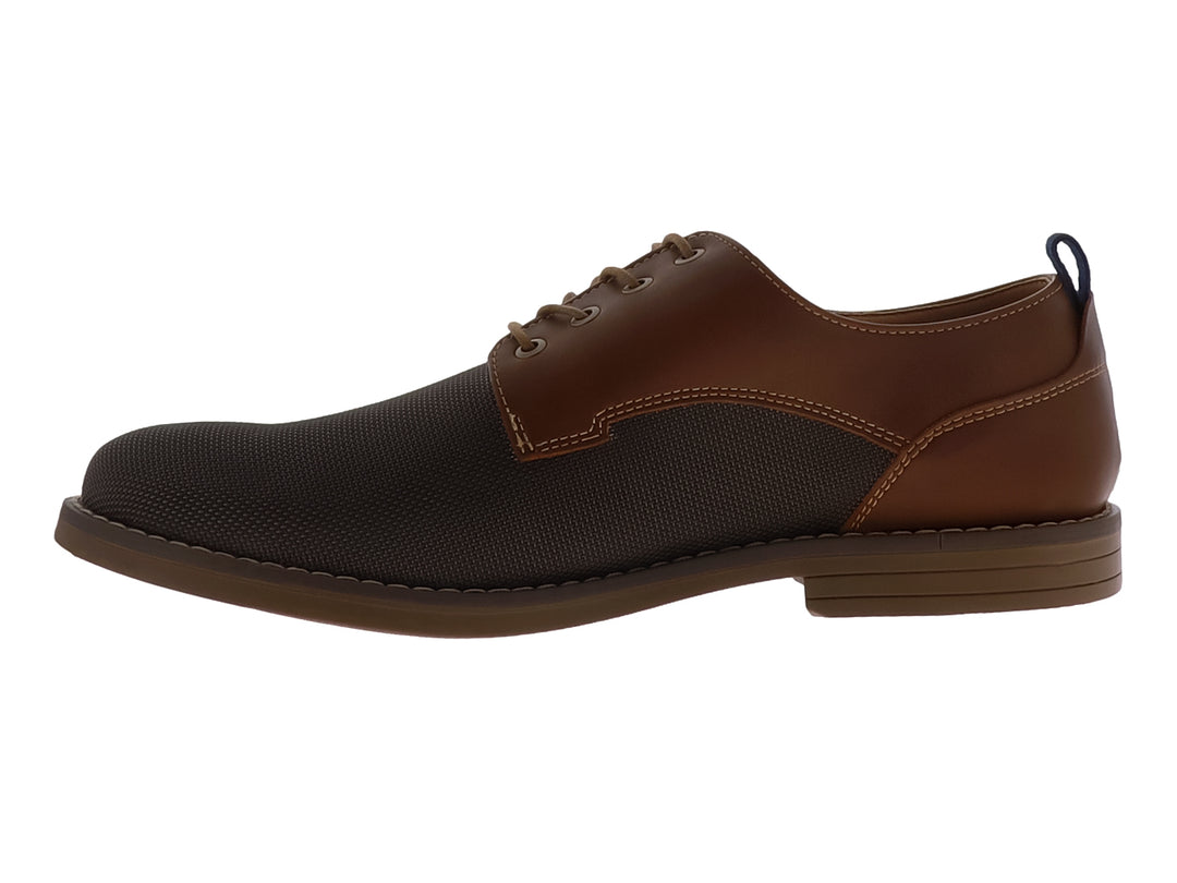 Zapato casual Brantano en color adobe y negro con agujetas y suela plana.