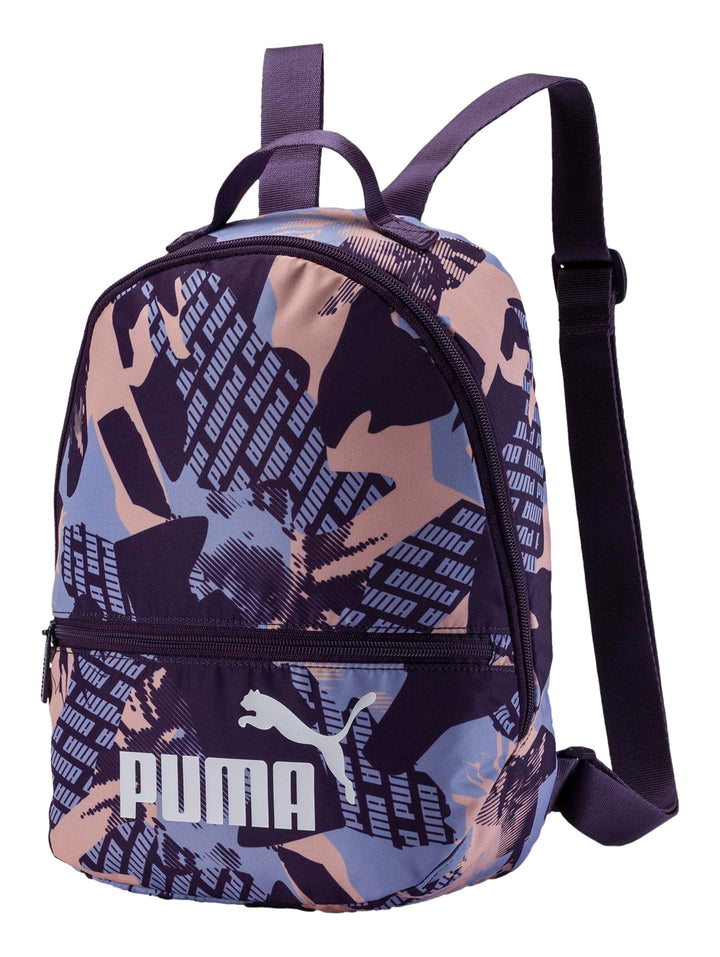 Mochila PUMA con estampado multicolor en tonos índigo, rosa y azul con logotipo blanco frontal.