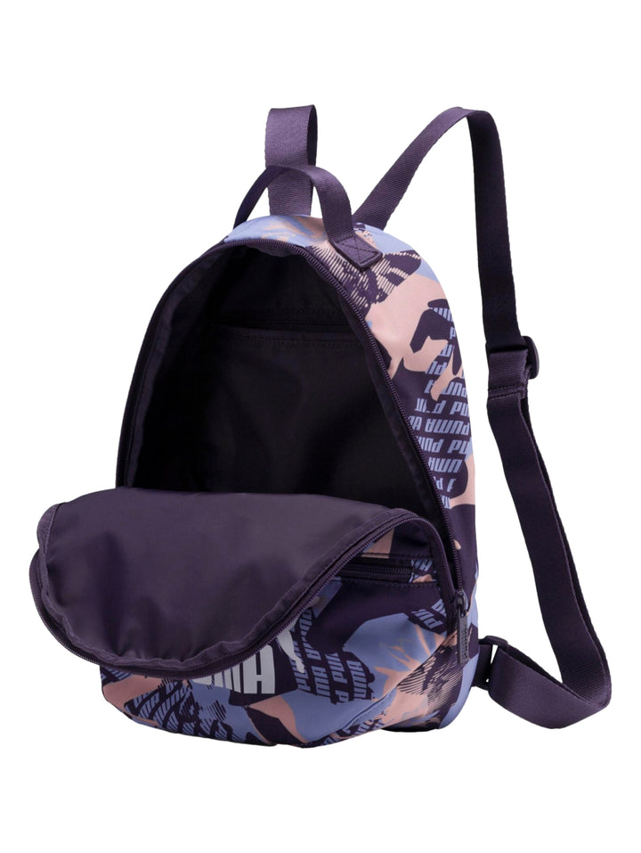 Mochila PUMA con estampado multicolor en tonos índigo, rosa y azul con logotipo blanco frontal.