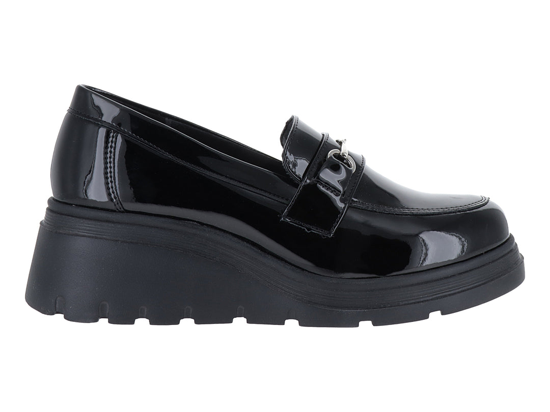 Mocasín negro de charol sintético con suela de plataforma gruesa y detalle metálico plateado.