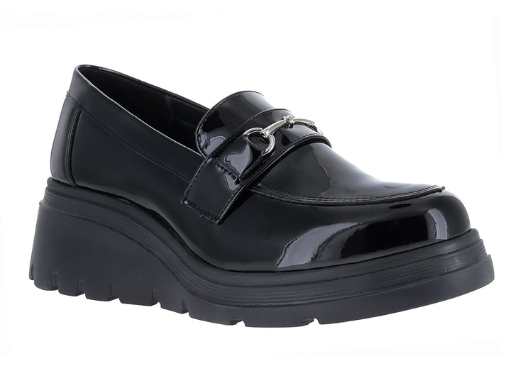 Mocasín negro de charol sintético con suela de plataforma gruesa y detalle metálico plateado.