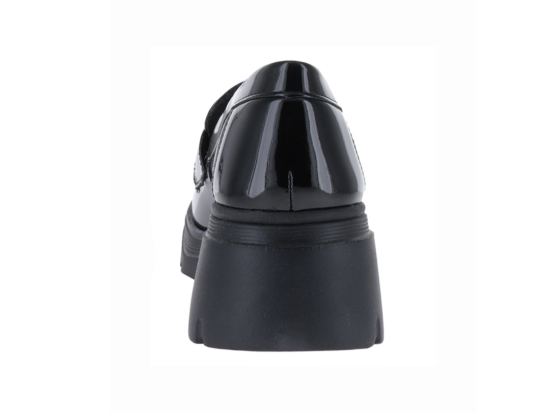 Mocasín negro de charol sintético con suela de plataforma gruesa y detalle metálico plateado.