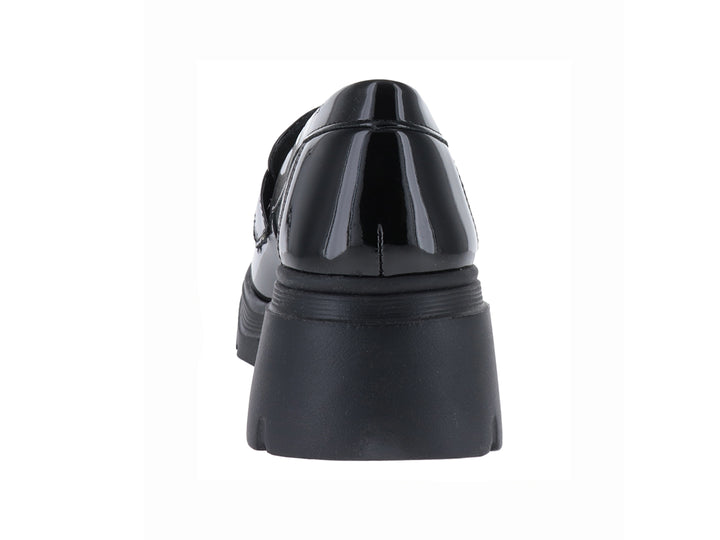 Mocasín negro de charol sintético con suela de plataforma gruesa y detalle metálico plateado.