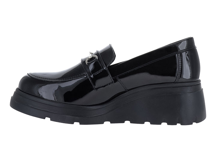 Mocasín negro de charol sintético con suela de plataforma gruesa y detalle metálico plateado.