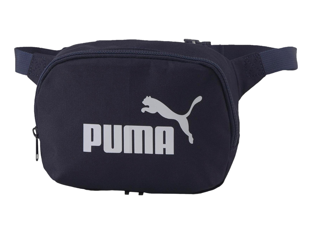 Cangurera deportiva PUMA color azul marino con logotipo blanco frontal y cierre superior.
