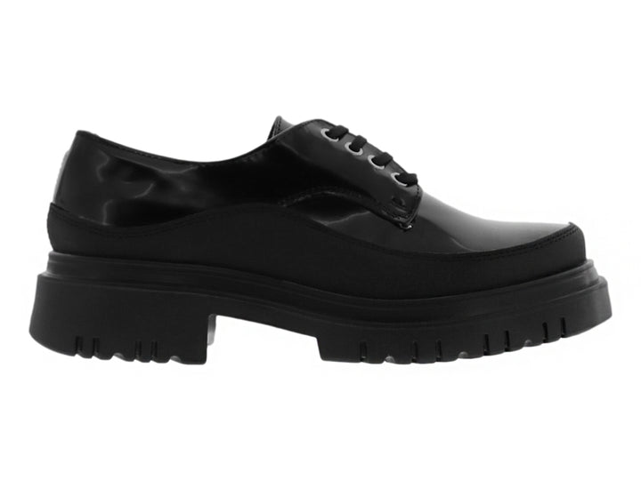 Zapato Oxford negro para mujer con acabado en charol y suela de plataforma gruesa.