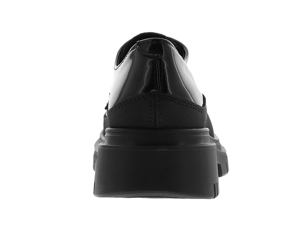 Zapato Oxford negro para mujer con acabado en charol y suela de plataforma gruesa.