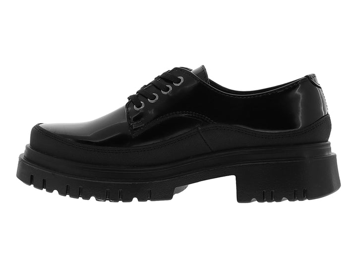 Zapato Oxford negro para mujer con acabado en charol y suela de plataforma gruesa.