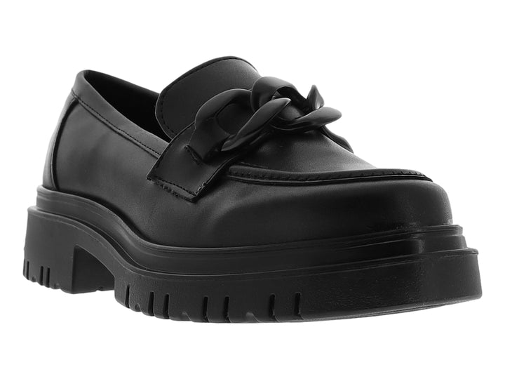 Zapato mocasín negro de material sintético con suela de plataforma gruesa y detalle de cadena en el empeine.