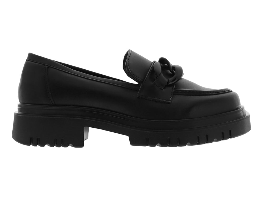 Zapato mocasín negro de material sintético con suela de plataforma gruesa y detalle de cadena en el empeine.