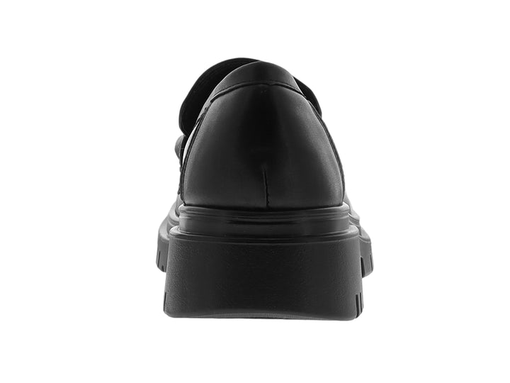 Zapato mocasín negro de material sintético con suela de plataforma gruesa y detalle de cadena en el empeine.