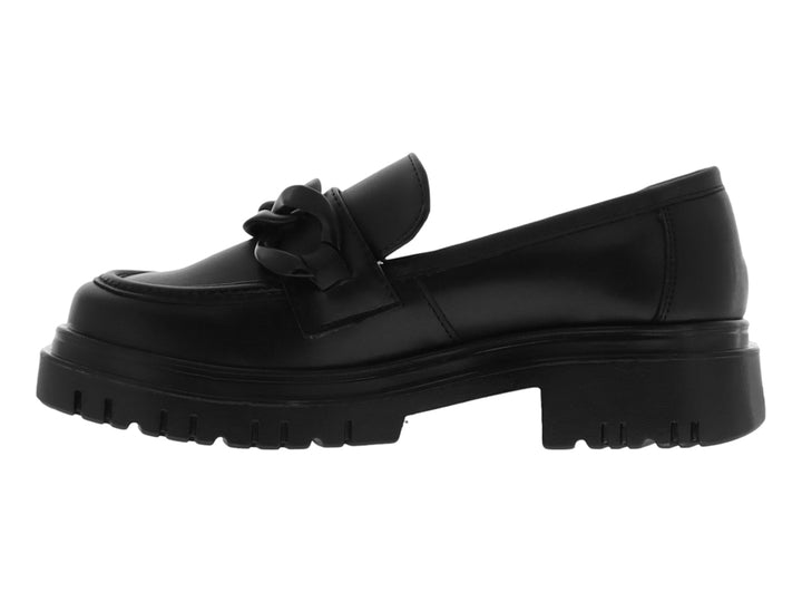 Zapato mocasín negro de material sintético con suela de plataforma gruesa y detalle de cadena en el empeine.
