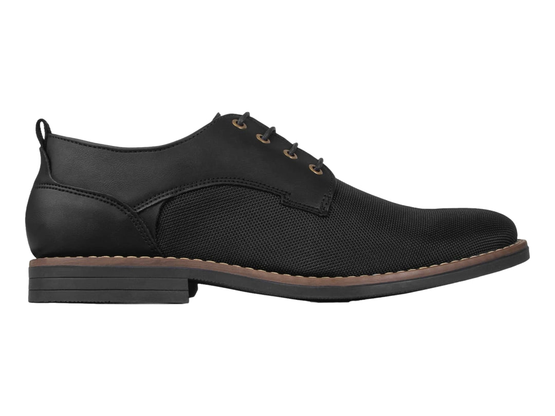 Zapato casual color negro para hombre con cordones y detalle de suela en tono café.