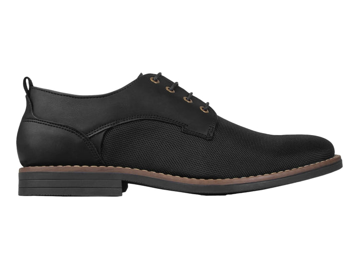 Zapato casual color negro para hombre con cordones y detalle de suela en tono café.