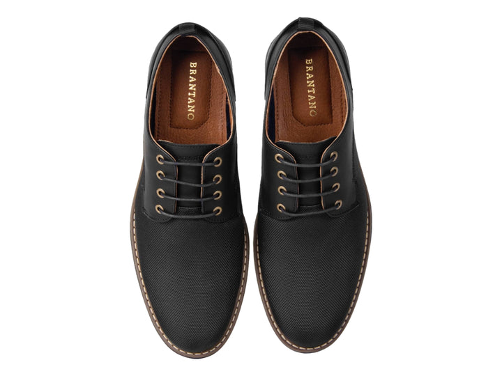 Zapato casual color negro para hombre con cordones y detalle de suela en tono café.