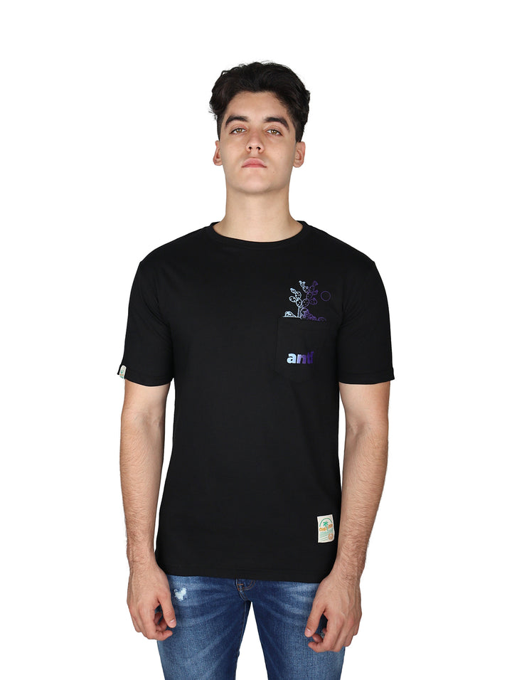 Hombre vistiendo playera negra de manga corta con bolsillo frontal y detalle gráfico en el pecho.