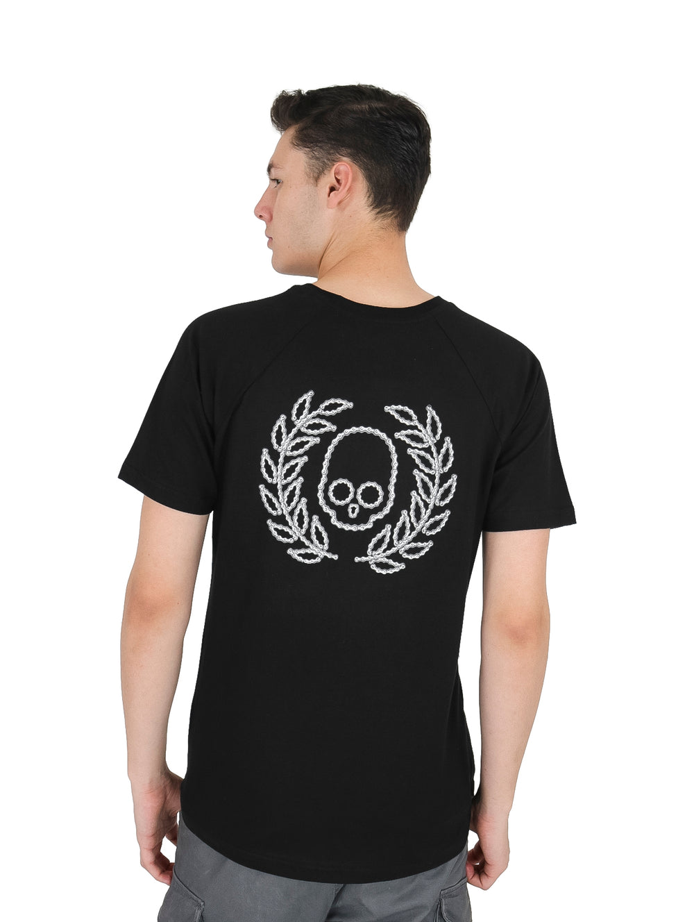 Hombre vistiendo playera negra de manga corta con la palabra Antifashion en letras blancas cursivas al frente.