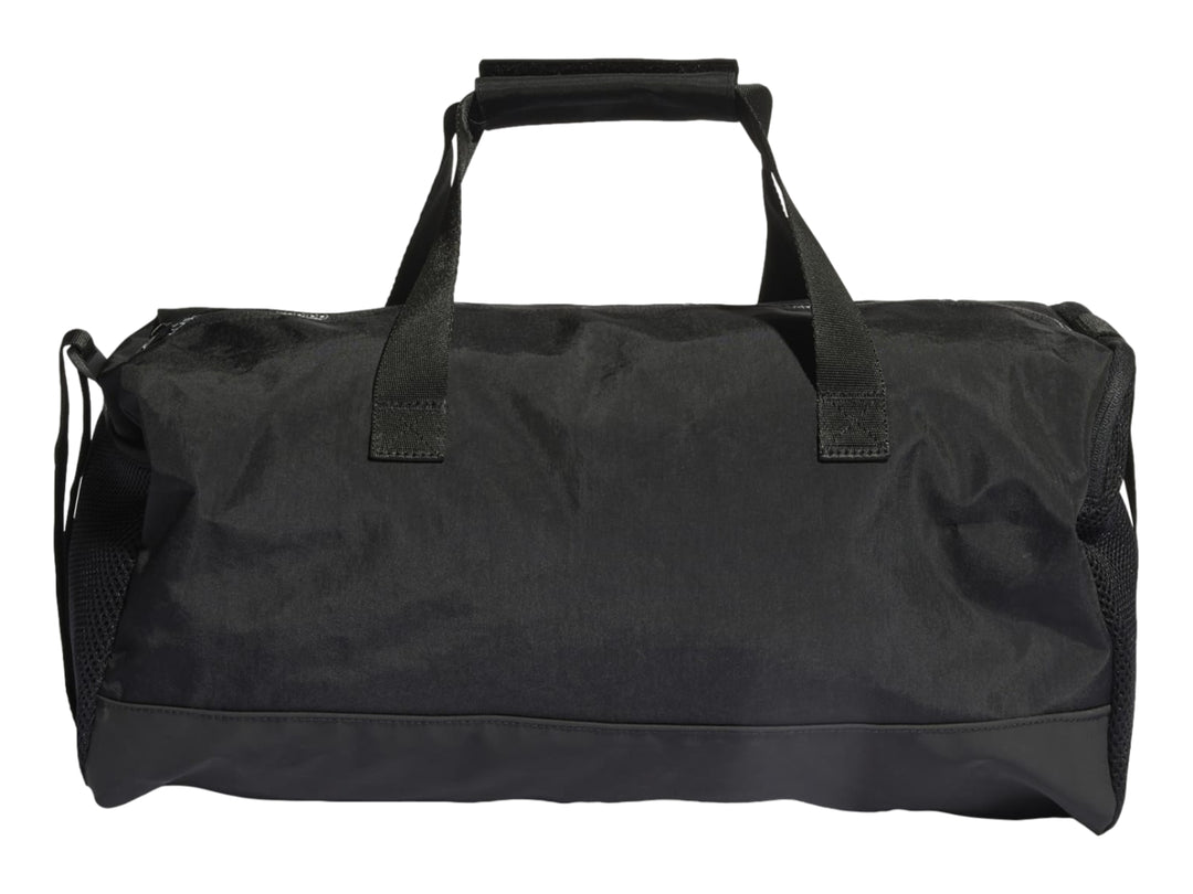 Bolso deportivo Adidas color negro con detalles en blanco y correa ajustable.